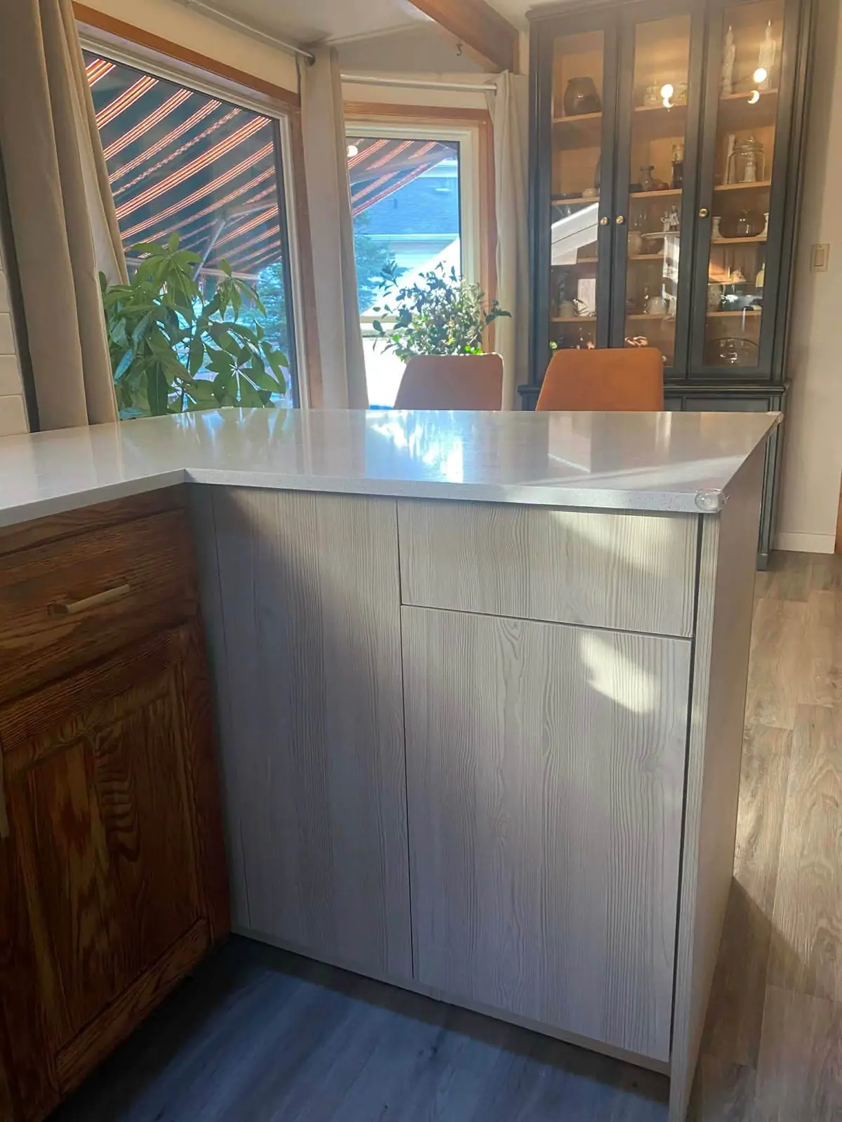 Quartz peninsula counter with grey shaker cabinets